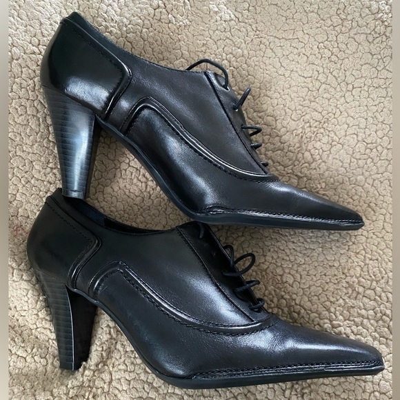 What’s what by Aerosole Lace up Heel Black Leather Snip Toe Shoes Size 6 1/2 Med - Picture 1 of 7